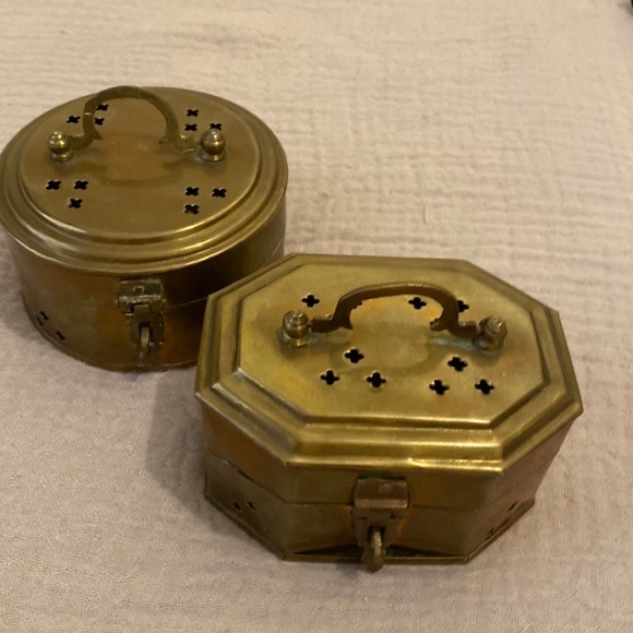None Other - Small VINTAGE BRASS ORIENTAL CRICKET BOXES. Set 2 pieces. Perfect for decoration